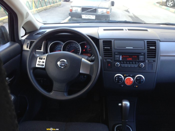 Nissan Tiida 2008 седан салон