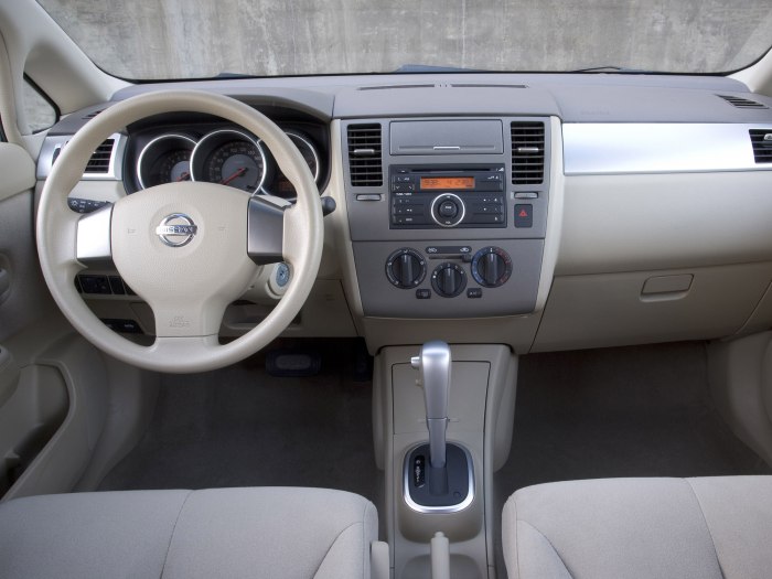 Nissan Tiida 2008 седан салон