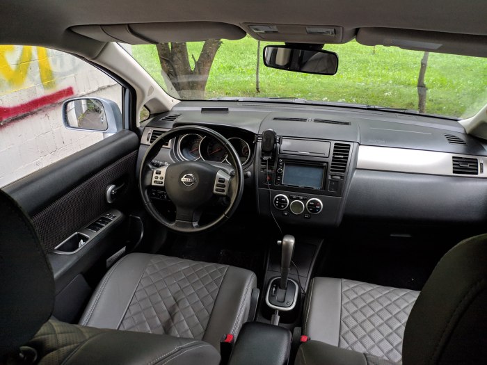 Nissan Tiida 2008 седан салон