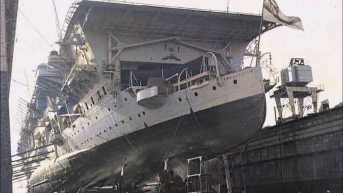 Тонущий авианосец HMS courageous