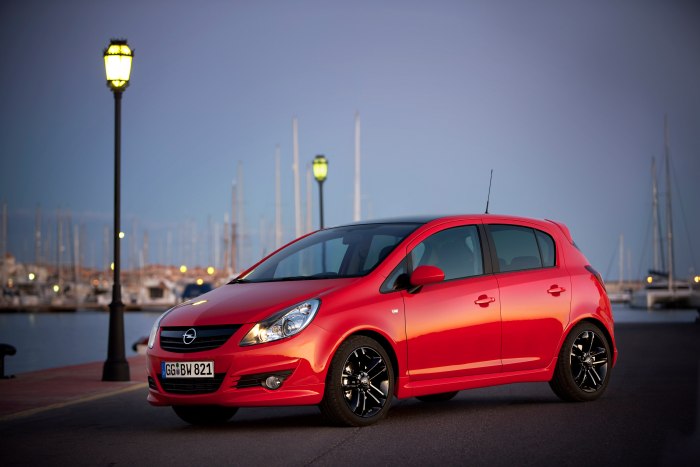 Opel Corsa красная