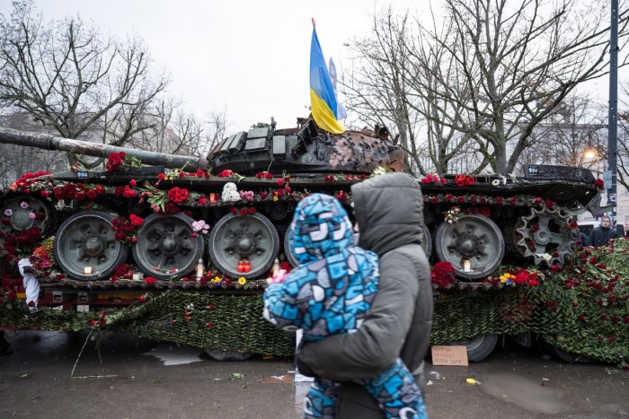 Подбитый танк у посольства РФ В Берлине