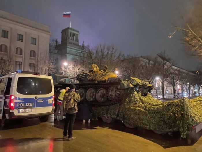 Подбитый танк т 72 в Берлине