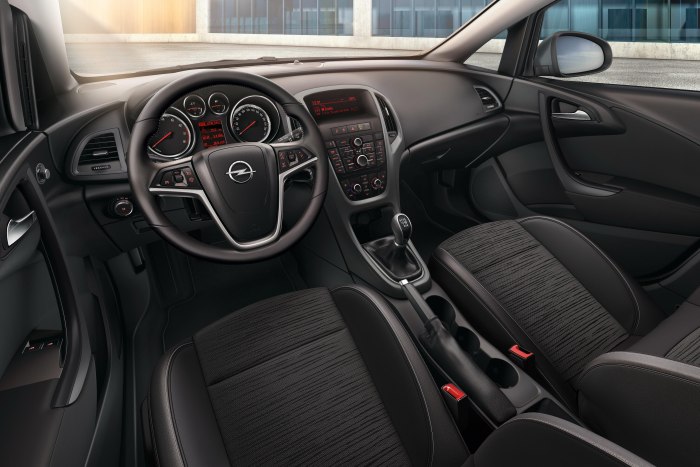 Opel Astra 2014 седан салон