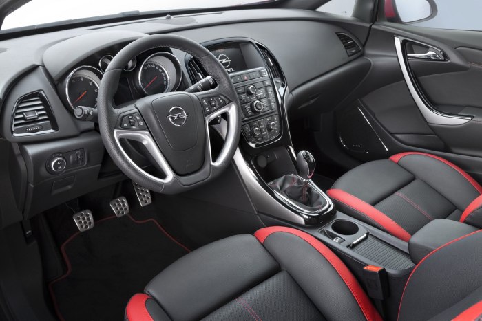 Opel Astra 2012 салон