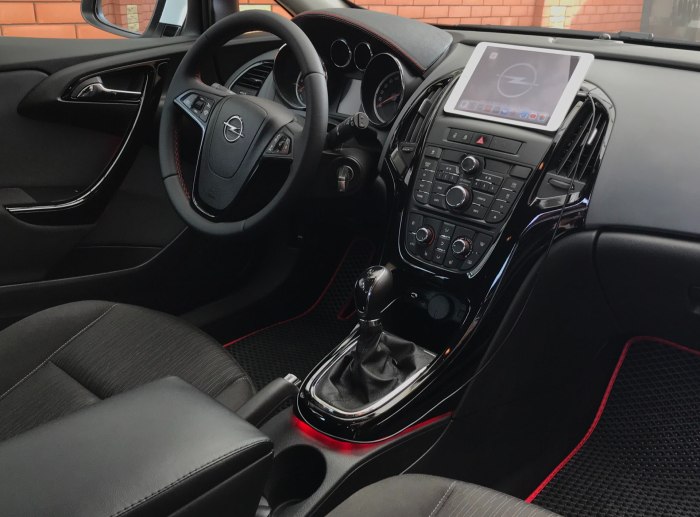 Opel Astra GTC 2012 салон