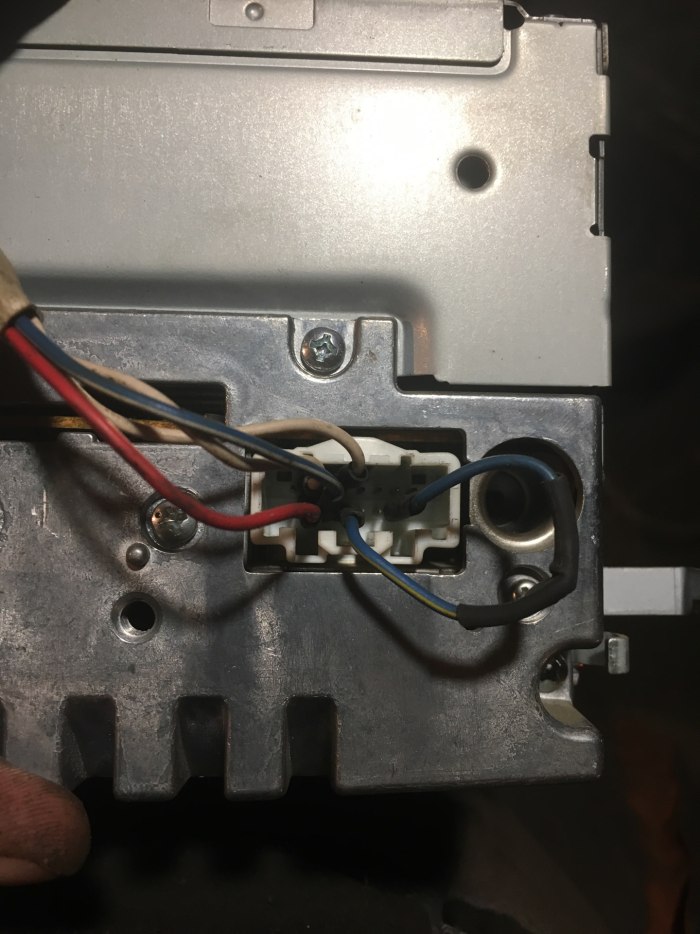 Aux Mazda MPV