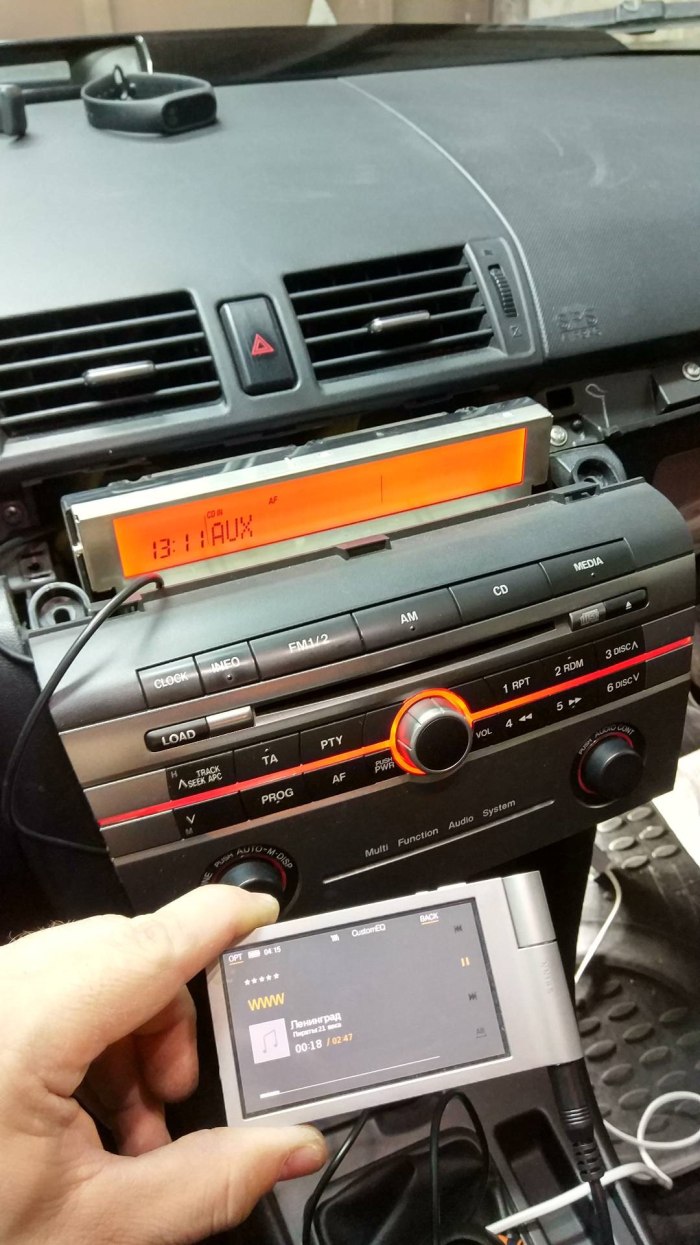 Mazda 3 BK aux