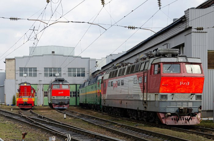 Локомотив поезд
