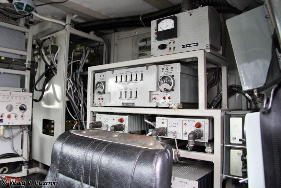 Командно-штабная машина р-149ма1 внутри