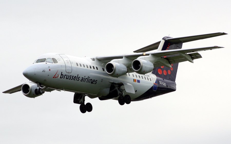 Avro rj85 самолет