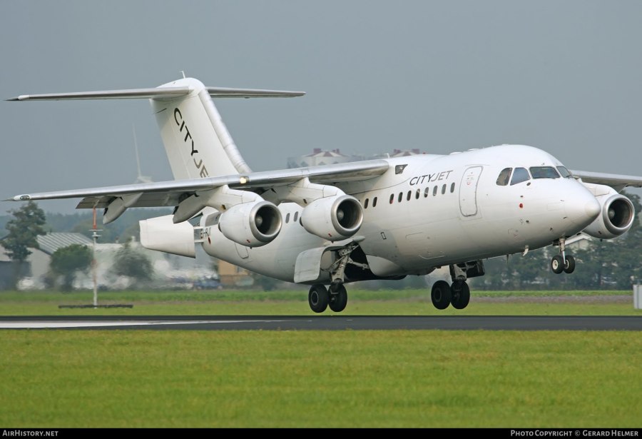 Avro rj85 самолет