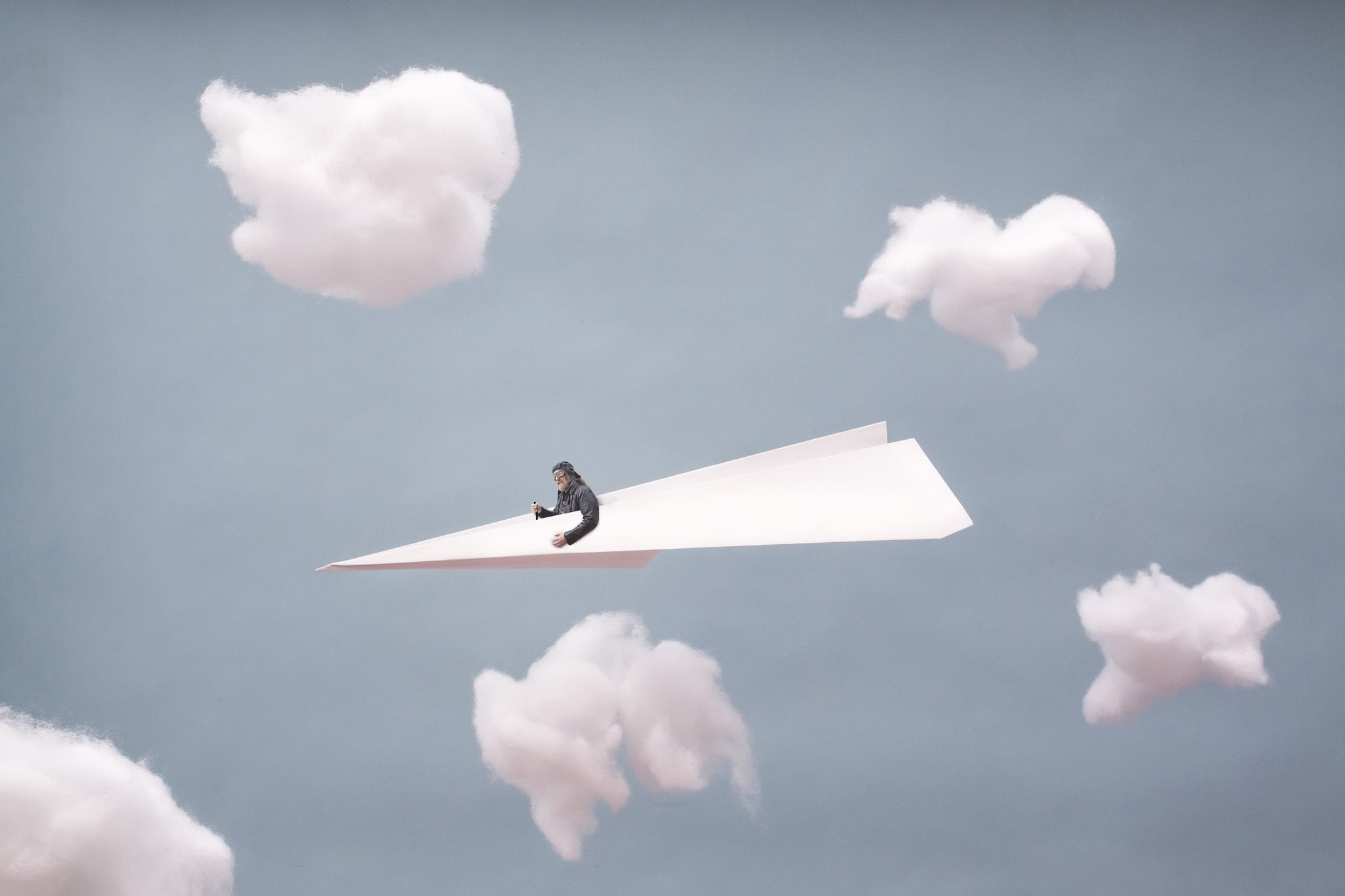 Мой бумажный самолет отправляется в полет. Самолет в небе. Летать в облаках. Человек летит в небе. Человек летает в облаках.