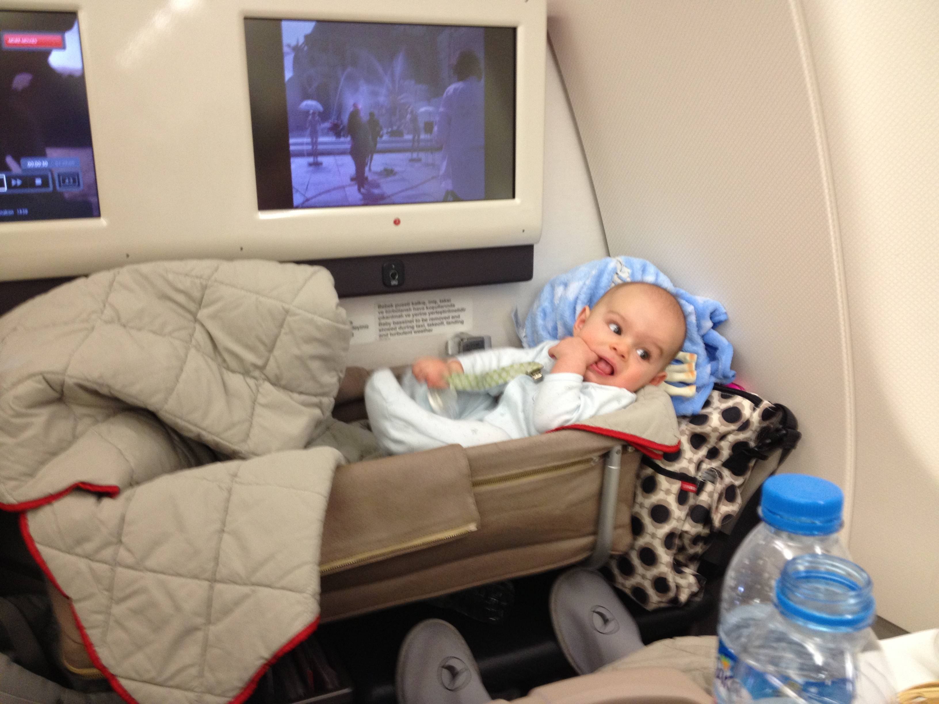 Дети в самолете до скольки лет. Туркиш Эйрлайнс люлька для младенца. Люлька для младенца в самолете Туркиш Эйрлайнс. Детская люлька в самолете Эмирейтс. Детская люлька для новорожденных в самолет турецкие авиалинии.