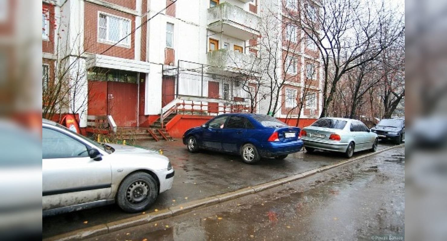 Гражданин сидоров припарковал свой автомобиль на детской. Машина во дворе. Парковка во дворе. Парковка во дворе Москва. Неправильная парковка во дворе.