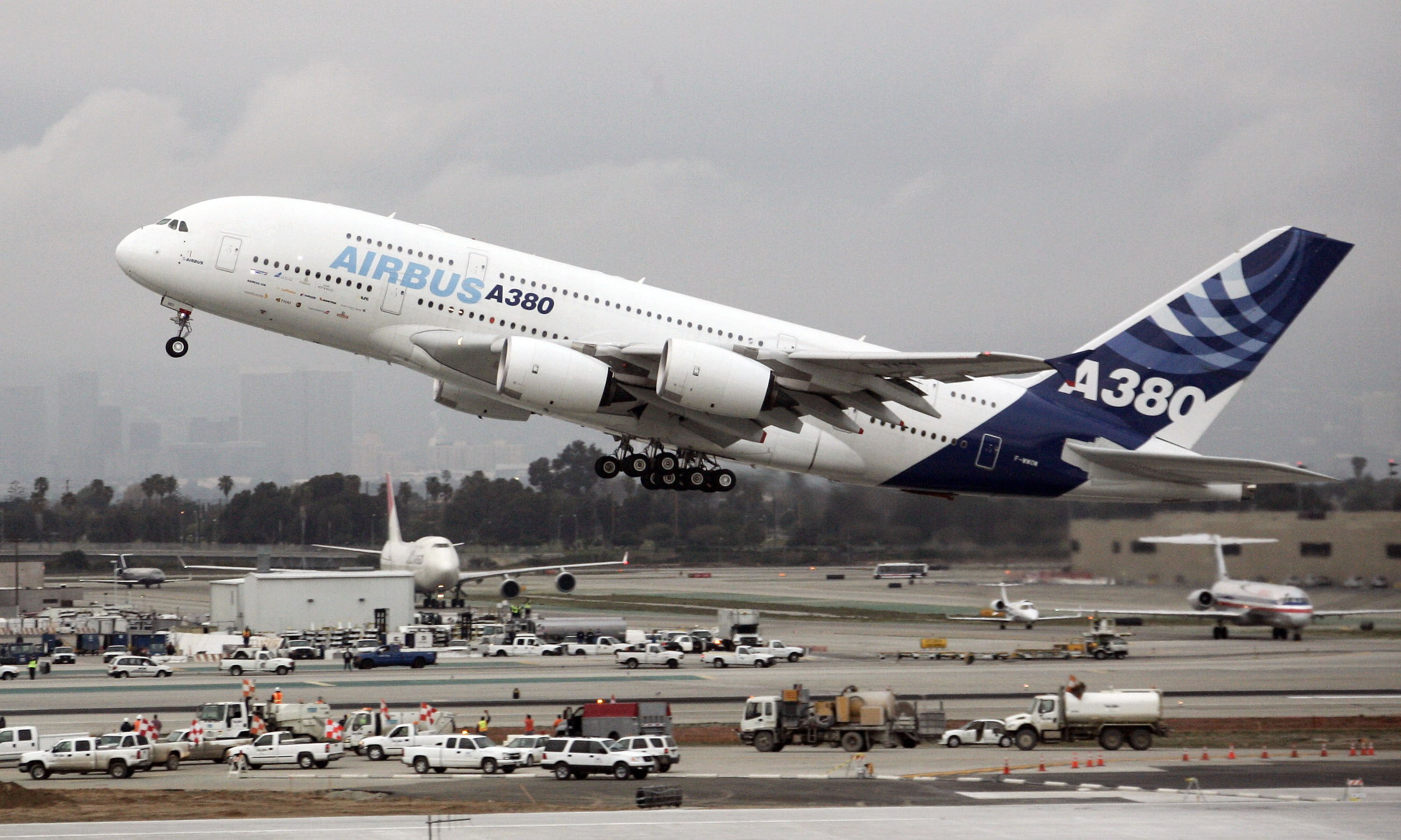 Самые большие пассажирские. Самый большой пассажирский самолет в мире Airbus a380. Самый большой самолет Аэробус 380. Аэрбас 380-880. Боинг Airbus a380.