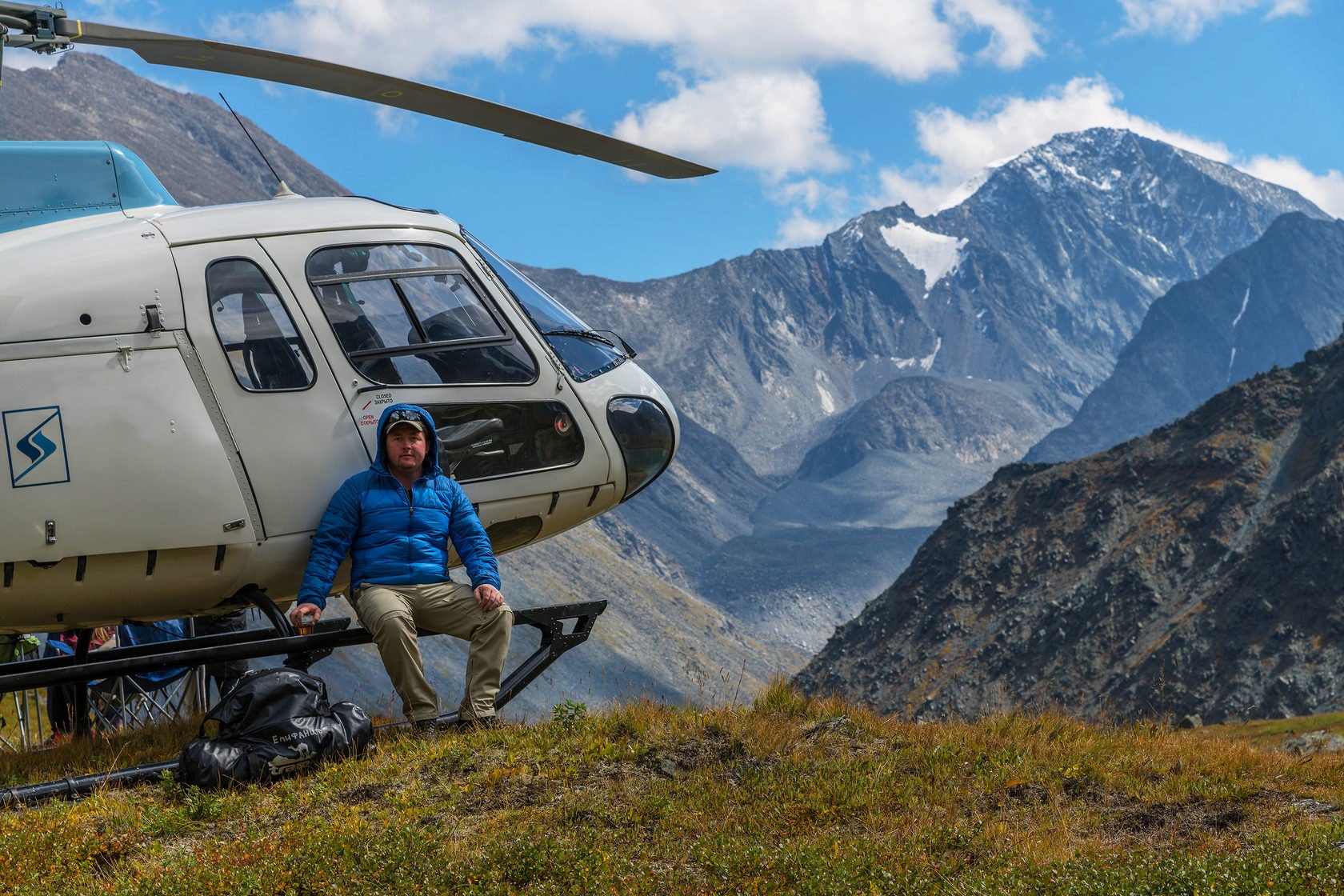 Вертолеты над озером. Ми-8 вертолёт Алтай. Ми8 горный Алтай. Вертолетная прогулка горный Алтай. Вертолетные экскурсии горный Алтай.