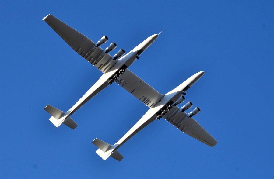 Двухфюзеляжный самолет Stratolaunch