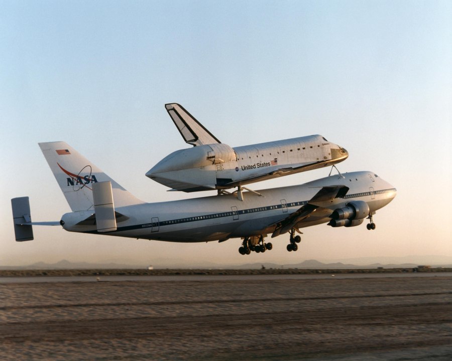Virgin Galactic самолет
