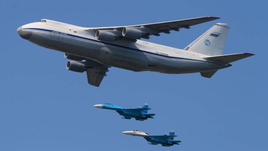 Самолет АН 124 100 Руслан