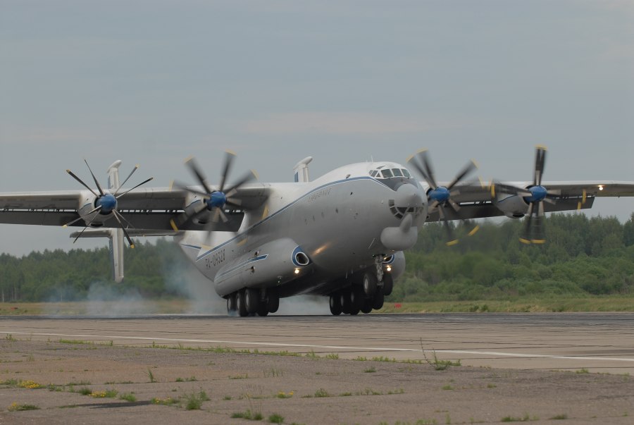 АН-22 военно-транспортный самолёт