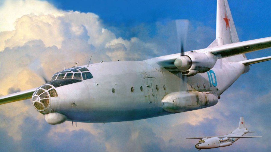АН-12 военно-транспортный самолёт