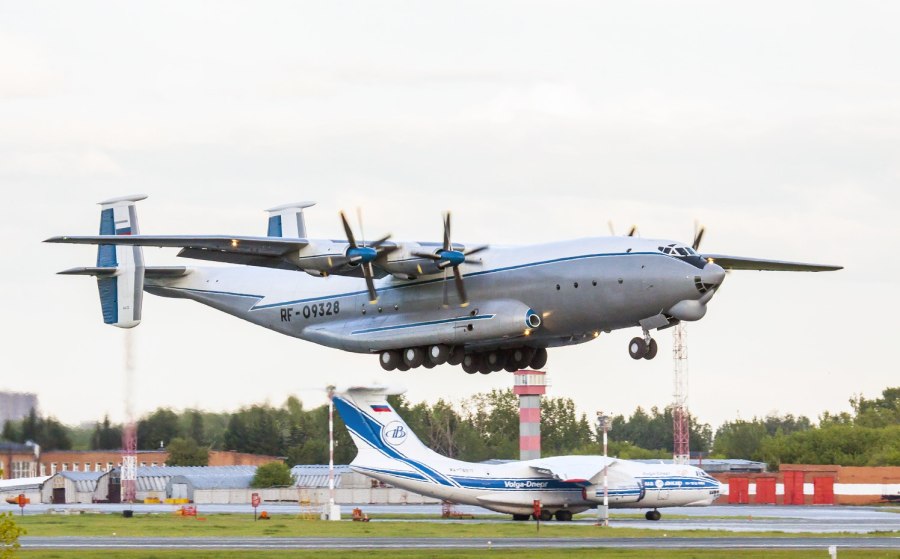 Тяжёлый военно-транспортный самолёт АН-22 («Антей»)