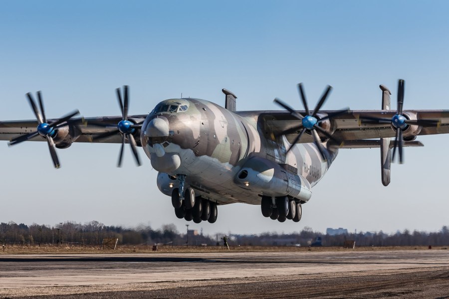 Тяжёлый военно-транспортный самолёт АН-22 («Антей»)