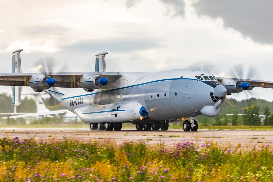 Тяжёлый военно-транспортный самолёт АН-22 («Антей»)