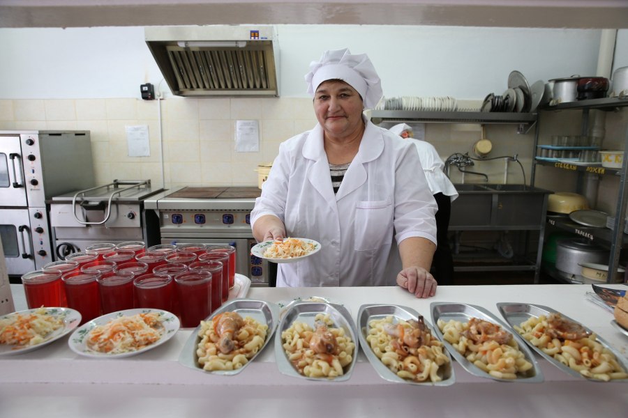 Повар в школьной столовой