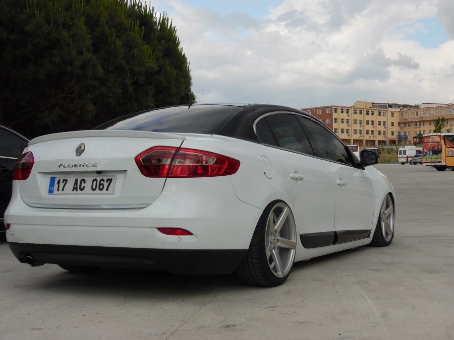Renault Fluence stance
