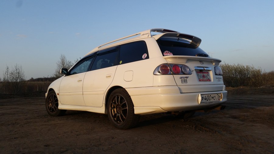 Toyota Caldina белая 1999