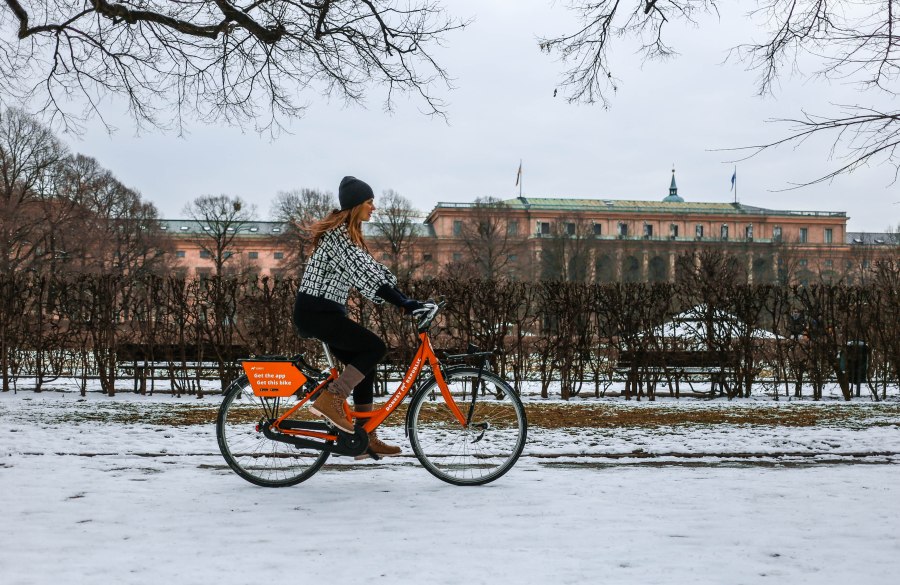 Велосипедист в городе зима