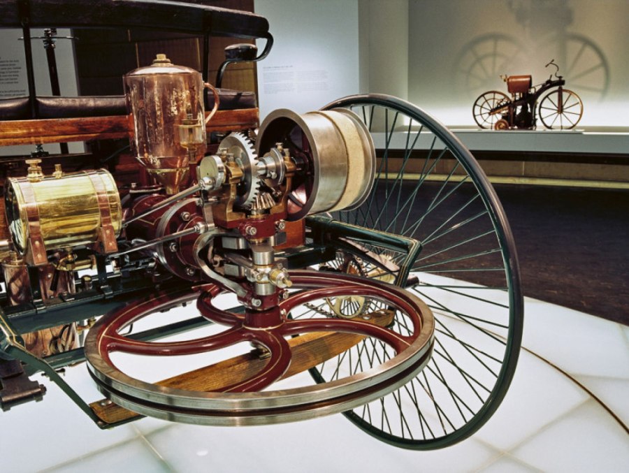 Первый автомобиль 1885 Карл Бенц