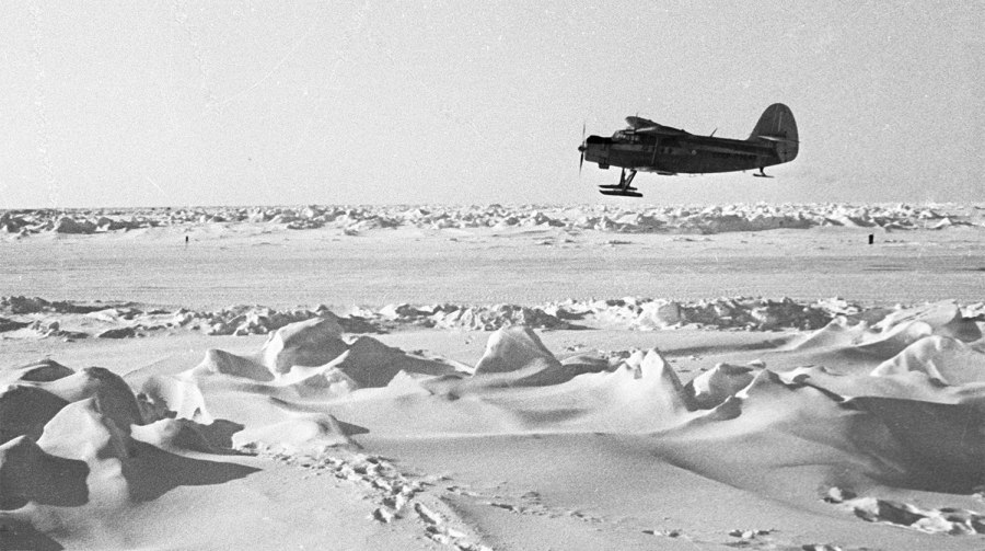 Самолёт 20 века в Антарктиде