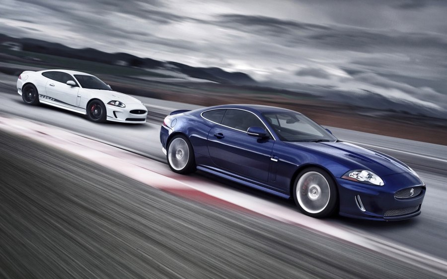 Скорость Ягуар XKR
