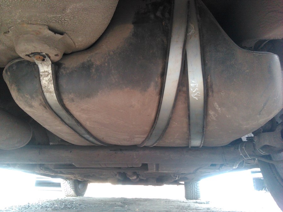 Крепление бензобака Passat b3