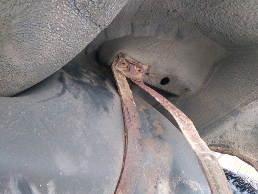Крепеж бензобака WV Passat b3