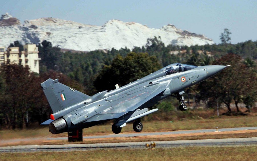 Бесхвостый самолет Tejas