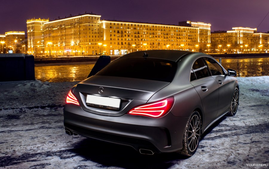 Мерседес CLA ночью