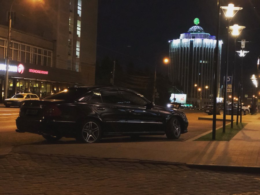 Е 211 Мерседес АМГ ночью