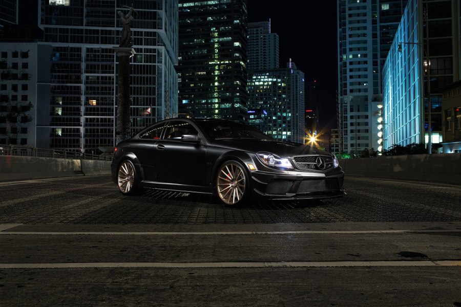 Mercedes AMG c63 черный город