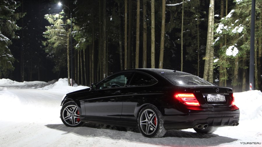 Мерседес c63 AMG ночью