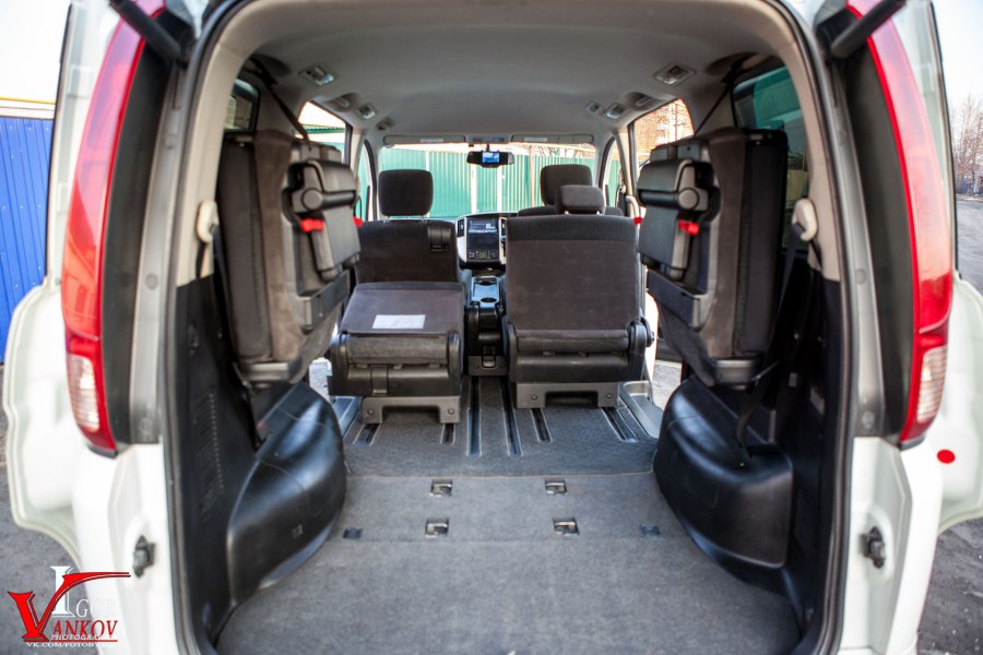 Nissan Serena c25 салон