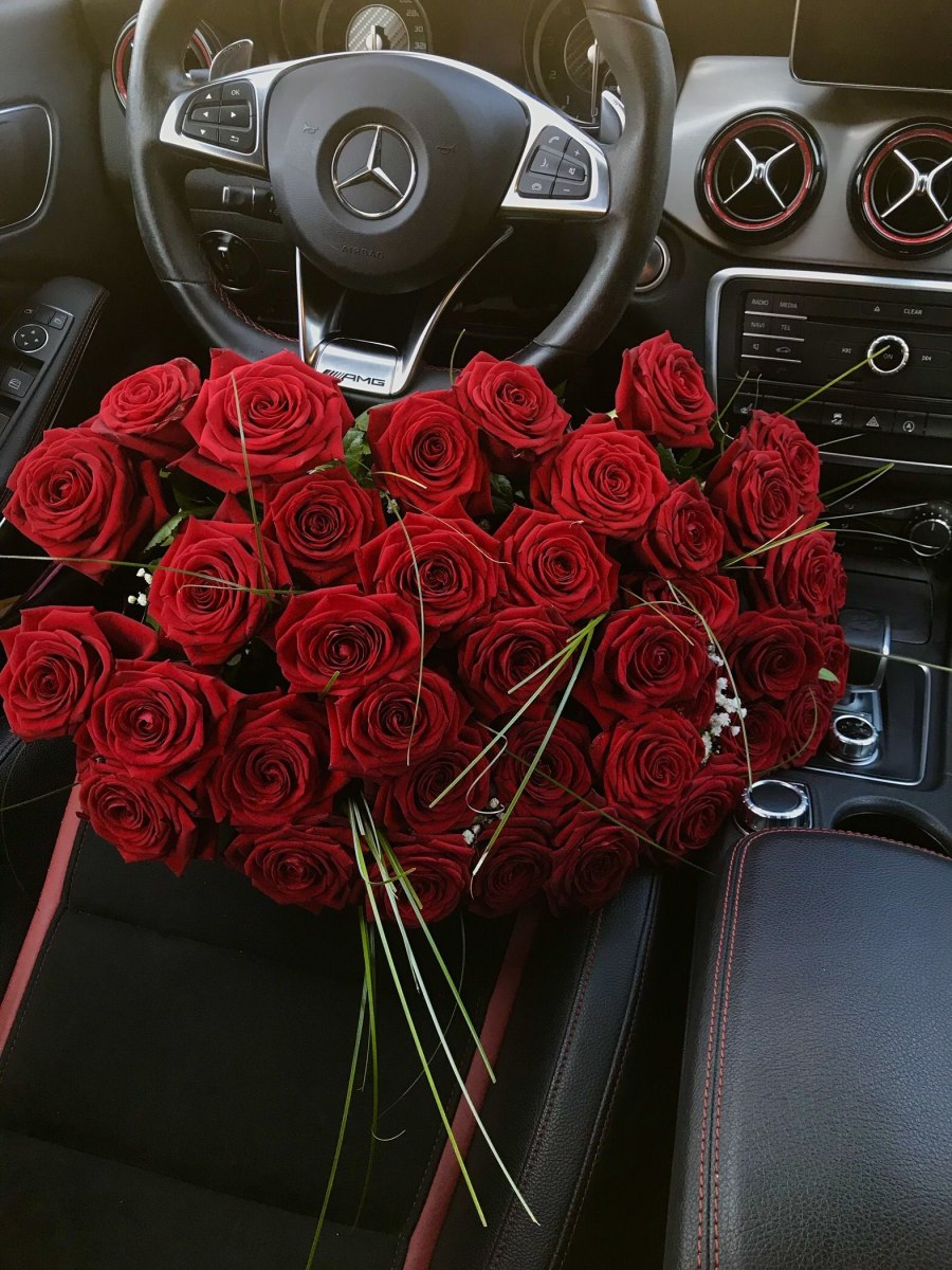 Розы в машине