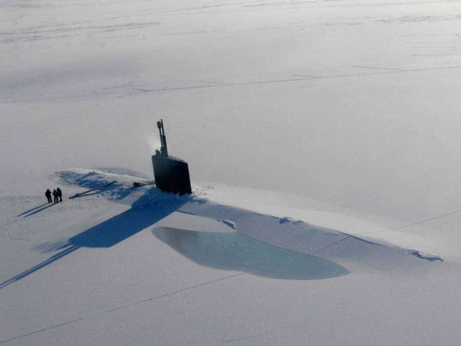 Всплытие подводной лодки во льдах Арктики