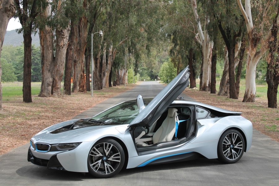 Электроавтомобиль БМВ i8