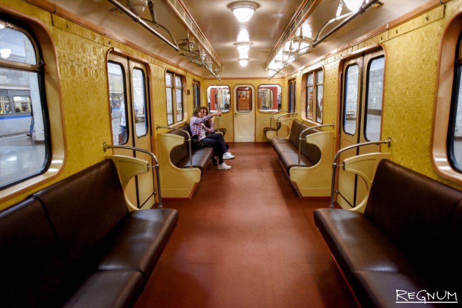 Сокольники ретропоезд метро салон