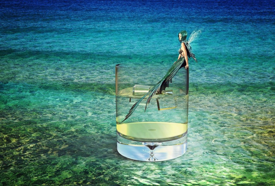 Прозрачная вода в стакане