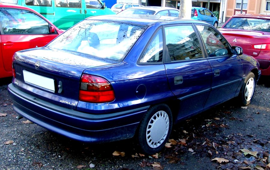 Опель Астра седан 1997
